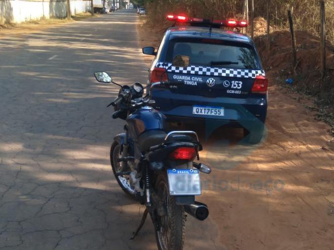 Motocicleta furtada segunda-feira foi encontrada abandonada nesta terça-feira 