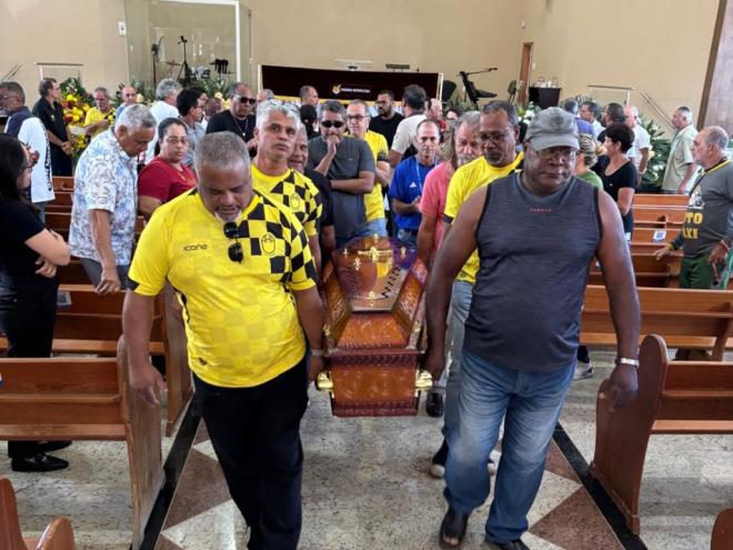 Ex-companheiros dos tempos da Aciaria e amigos participaram do sepultamento de Peneneco  