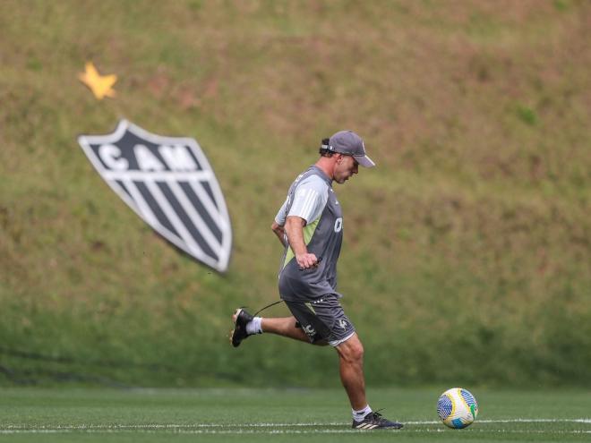 Time de Milito pode até empatar com o São Paulo que garante vaga na semifinal do torneio