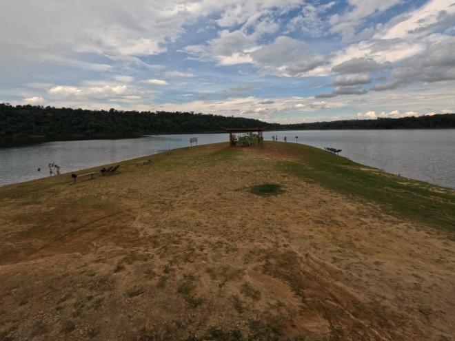 Além de uma importante unidade de conservação, o parque oferece a possibilidade de lazer na praia de água doce da lagoa do Bispo