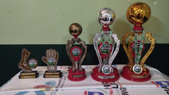 Os troféus e as medalhas já estão prontos para serem entregues aos finalistas de domingo  