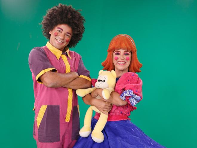 Teatro gratuito com os personagens Dado e Ariela