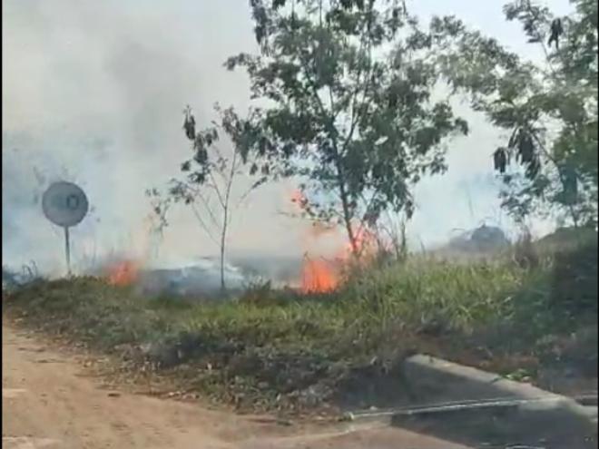 Fogo destroi a vegetação à margem da BR-458 em frente ao Residencial Porto Seguro e fumaça atinge a rodovia 