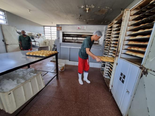 Para cada três dias trabalhados, é reduzido um dia de pena
