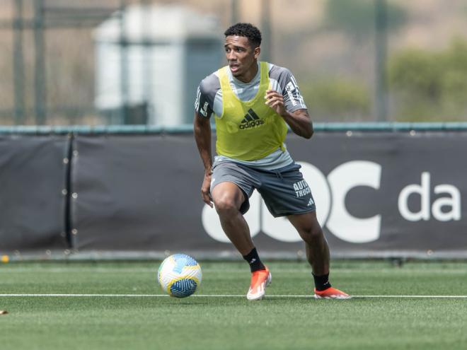 Atacante Palacio pode aparecer entre os titulares neste domingo