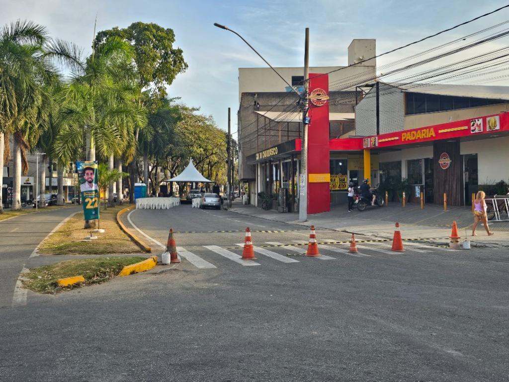 Pista sentido centro da avenida Londrina está fechadado desde as 12h deste sábado, para realização de evento evangélico 