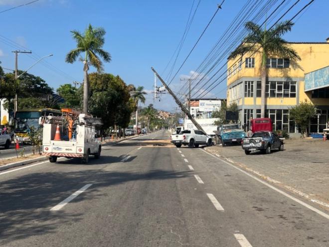 Carro chocou-se contra poste, que precisou ser substituído