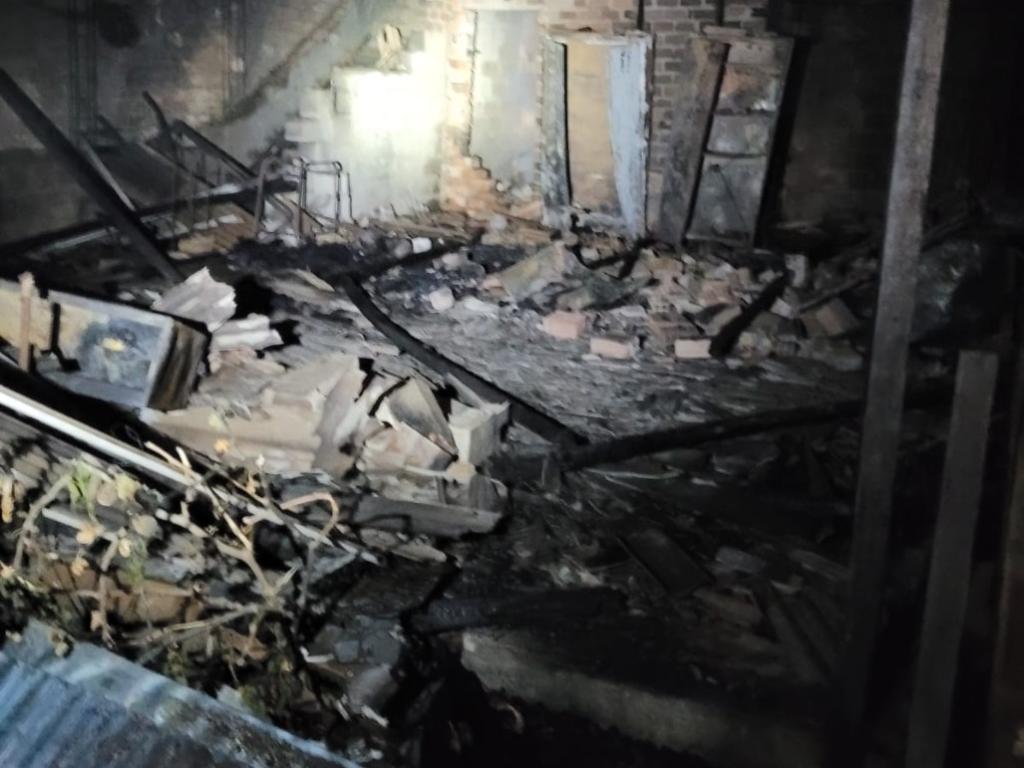 Tudo o que havia na residência foi consumido pelas chamas; não houve registro de feridos, apenas danos materiais 