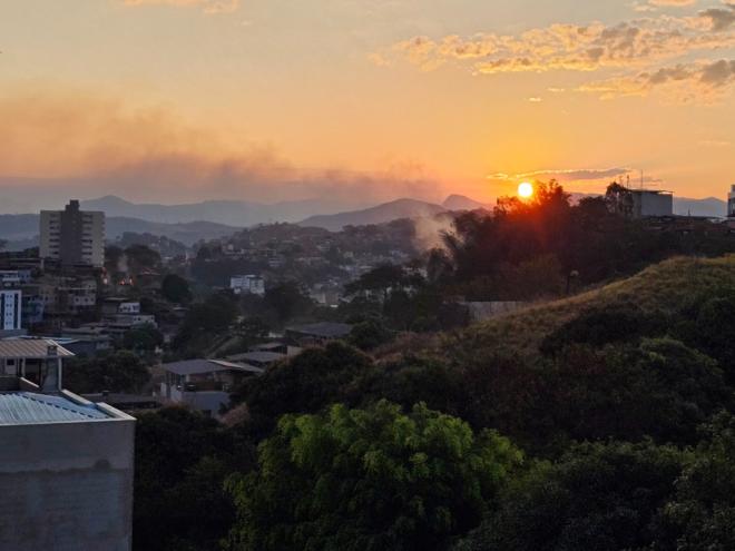 Sol se pôs, no fim da tarde de domingo (15), em meio a uma camada de fumaça de queimadas entre as serras, de Santana do Paraiso e dos Cocais, em Coronel Fabriciano 
