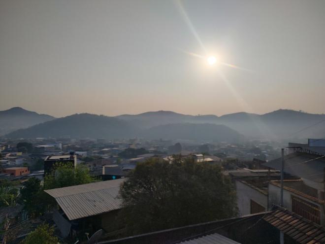 Fumaça cobriu o distrito de Melo Viana