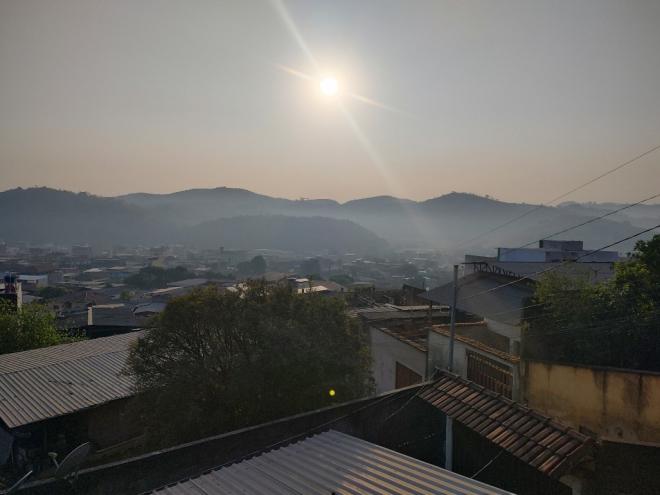 O ar mais frio não permite que a poluição suba, retendo esta camada próxima à superfície 