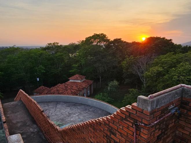 Proposta do horário de verão é levar as pessoas a aproveitarem mais a luz natural, do nascer ao por do sol, gerando economia nos momentos de pico de gasto de energia elétrica 