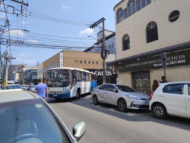 Ônibus não conseguiu fazer a curva por causa do veículo mal estacionado, e ficou preso entre a rua Belo Horizonte e a av. 28 de Abril, gerando engarrafamento no Centro