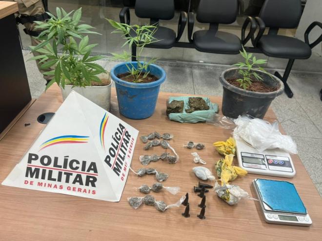 O material apreendido após a abordagem ao jovem alvo de uma denúncia anônima