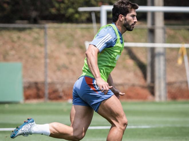 Sem dois volantes titulares, Lucas Silva deve continuar na equipe que entra em campo hoje