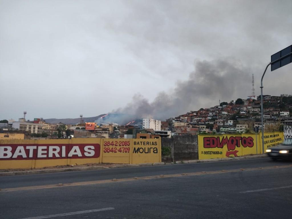 Fumaça é vista em outros pontos da região, inclusive em Coronel Fabriciano