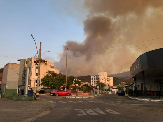 O incêndio foi provocado na tarde deste sábado 