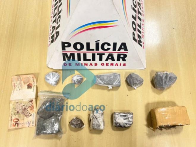 A motocicleta foi apreendida junto a 10 porções de maconha e R$ 50