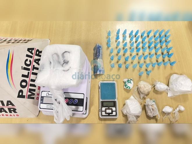 As porções de drogas apreendidas pelos policiais militares ao final das abordagens