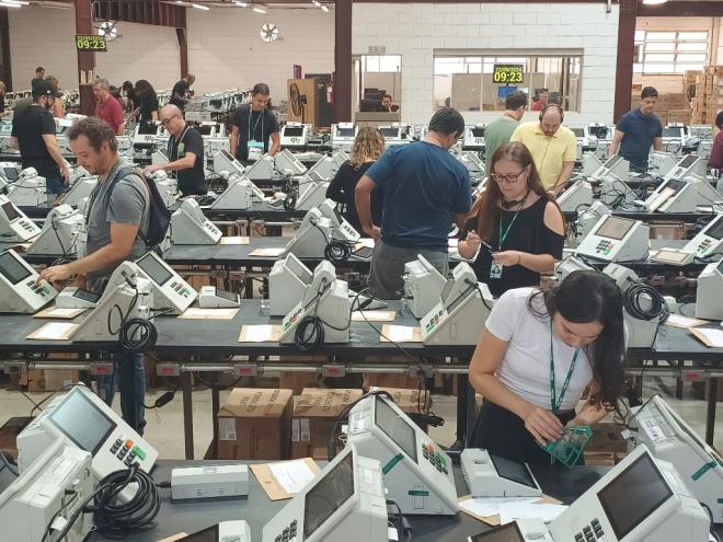 Equipamentos estão recebendo sistema de votação, dados de candidatos e eleitores e a mídia de gravação de resultados