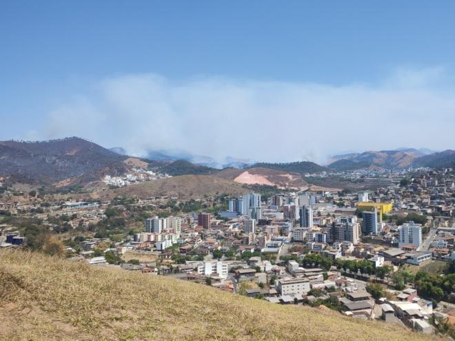 Uma grande camada de fumaça se formou sobre a região queimada em Timóteo
