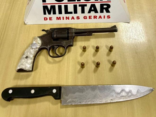 Materiais recolhidos com os dois detidos no fim da noite de segunda-feira (23) 