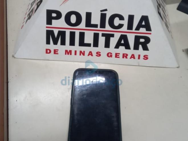 O telefone celular roubado foi recuperado com o jovem encontrado no bairro Caravelas
