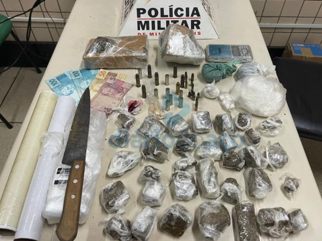 Todo o material apreendido nas abordagens realizadas em residências localizadas em um lote no Caravelas
