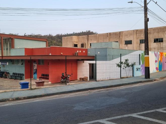 A mais recente obra da artista decora o muro da Unidade Básica de Saúde do bairro Limoeiro