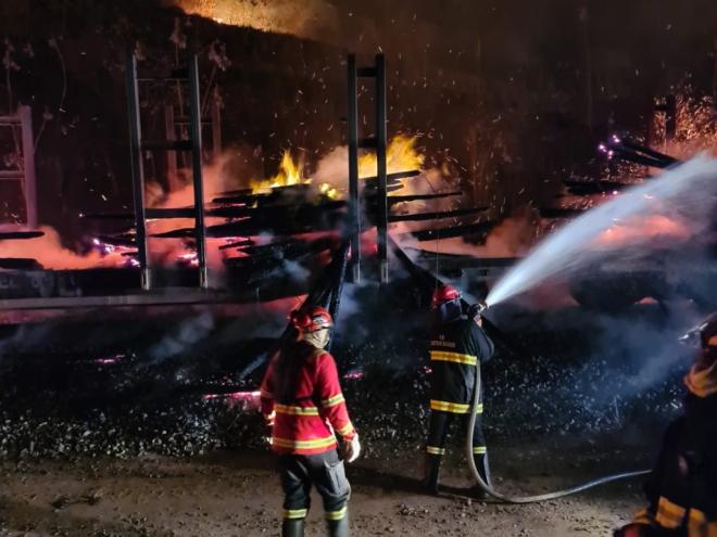 As causas do incêndio ainda são investigadas: no combate foi mobilizada uma força-tarefa com equipes da Vale, Cenibra, Usiminas, empresas contratadas e Bombeiros Militares 