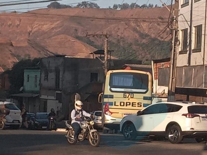 A PM foi acionada, parou o ônibus no Centro de Coronel Fabriciano, ouviu a vitima e prendeu o acusado 