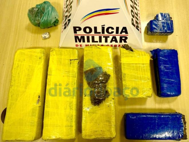 As barras de maconha que se encontravam em uma mochila do jovem preso 