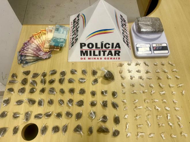 Na abordagem ao local frequentado pelos supeitos, policiais colheram porções de entorpecentes e outro objetos