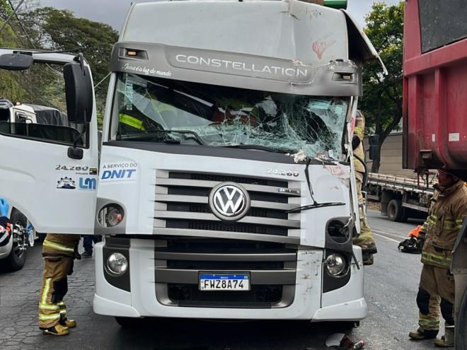 Motorista não conseguiu parar a tempo e atingiu caçamba da mesma empresa, que estava à frente 