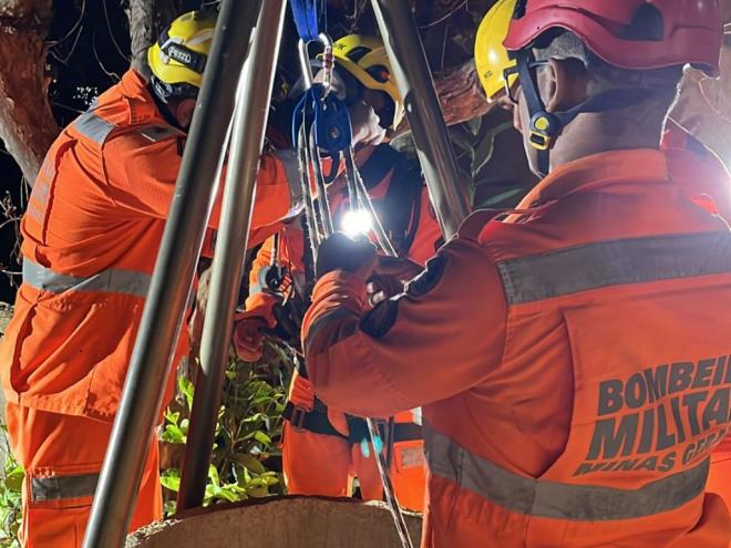 Trabalho dos bombeiros, na noite de segunda-feira, para resgatar corpo localizado no fundo de uma cisterna de 13 metros, em Pingo Pingo-d'Água