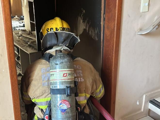 Os militares tiveram que arrombar a porta do apartamento para dar início ao combate ao incêndio