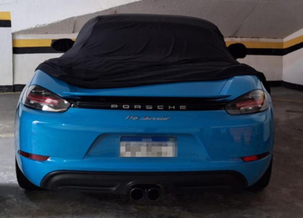 Entre os bens apreendidos está este Porsche  718 Boxster do casal, veículo cujo preço passa de meio milhão de reais.