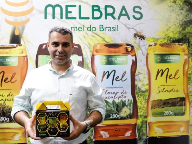 Gustavo é apicultor e sócio fundador de uma produtora de mel de Timóteo