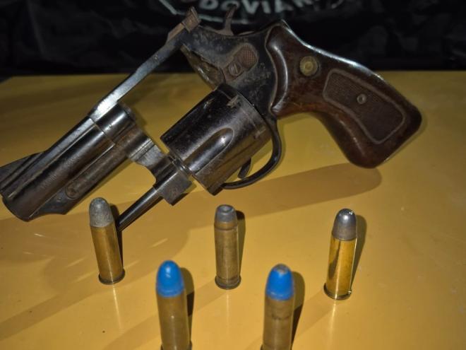 Mulher que conduzia caminhonete afirmou que veículo era do marido e alegou desconhecimento sobre a arma 