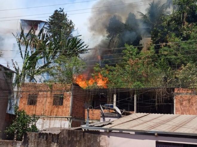 O fogo assustou moradores do beco e da rua Varginha,  no antigo Morro do Cemitério 