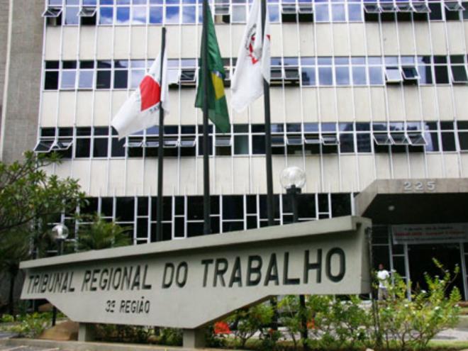 A situação se enquadra no artigo 483 da CLT e enseja a rescisão indireta do contrato de trabalho, além de servir como fundamento para a fixação de indenização por danos morais
