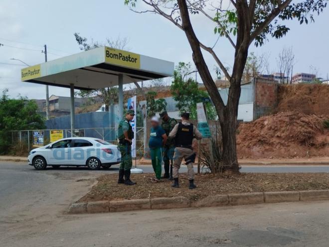 Idoso teria saído do Parque Caravelas e ido ao Águas Claras incendiar vegetação; densa nuvem de fumaça cobre o bairro na manhã de sexta-feira 