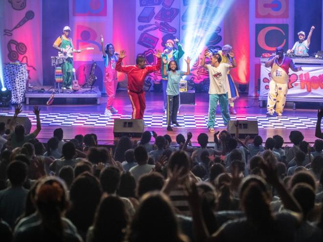 O grupo Abrakbça comanda jornada infantil pelo hip-hop