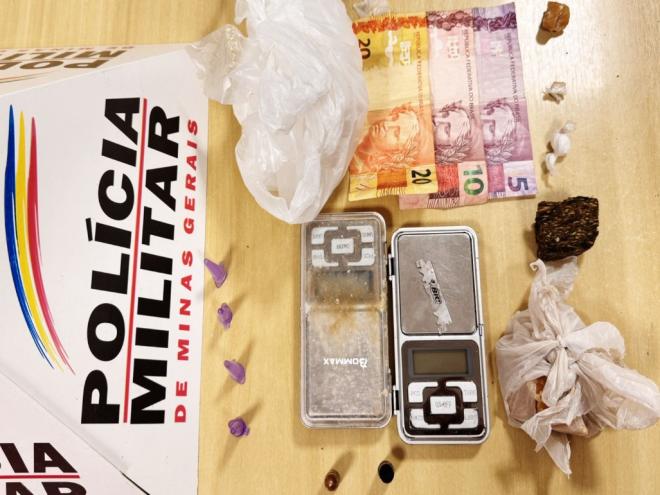 O homem se declarou usuário de drogas e afirmou que o material ilícito lhe foi deixado por outra pessoa, que ele não quis dizer quem seria