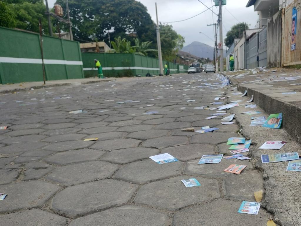 Trabalhadores da limpeza iniciaram cedo o serviço de coleta do 