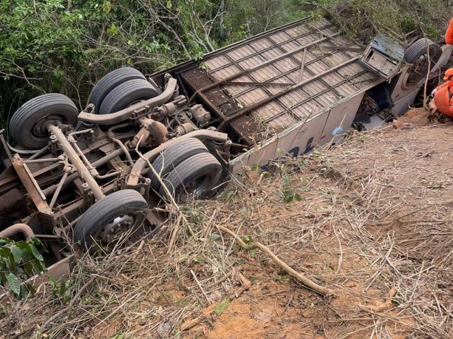 Acidente aconteceu no trecho da BR-381 perto de Periquito, na madrugada deste domingo 