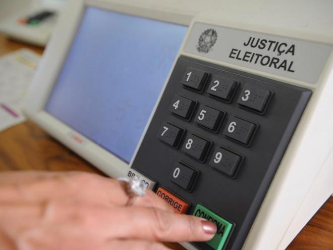 A legislação não permite que o eleitor entre na cabine de votação com qualquer objeto eletrônico
