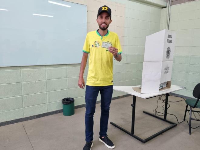 Pela parte da manhã, Gustavo votou na Faculdade Unica
