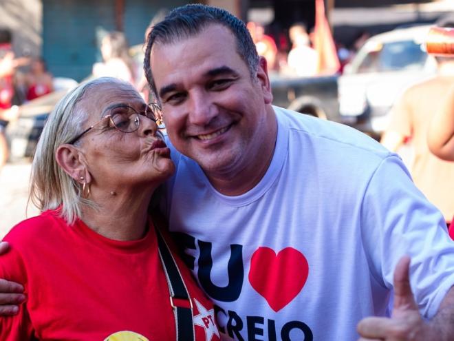 Léo ao lado de uma apoiadora durante a campanha eleitoral