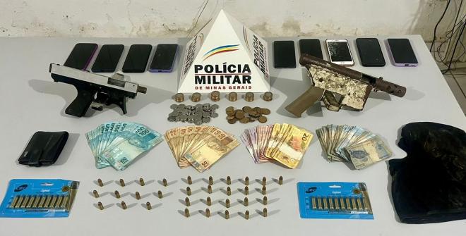 Armamento e materiais apreendidos com os assaltantes 